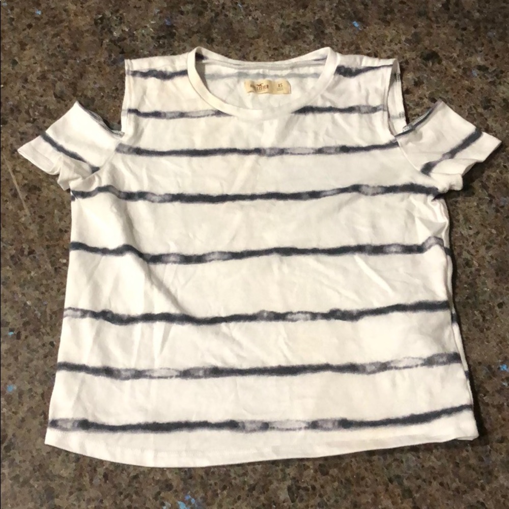 Cold shoulder Hollister tee